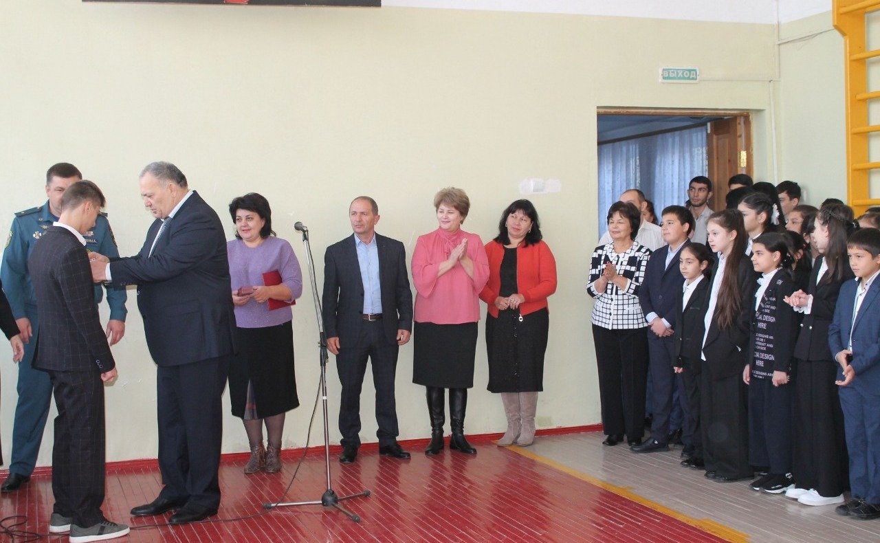 По распоряжению Председателя СФ Валентины Матвиенко сенатор Крым Казаноков 8 ноября вручил на торжественной линейке Адыге-Хабльской средней школы медаль «За проявленное мужество» 9-класснику Алану Темирдашеву, который спас тонущего 7-летнего мальчика