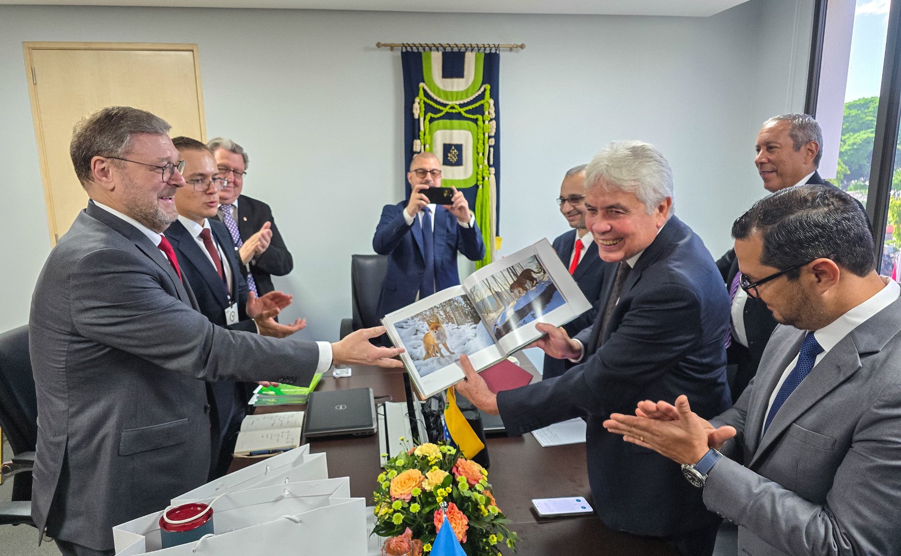 Заместитель Председателя СФ Константин Косачев и глава венесуэльской делегации, депутат Национальной Ассамблеи Боливарианской Республики Вильмар Кастро Сотельдо провели встречу «на полях» 39-й Ассамблеи ПАРЛАТИНО