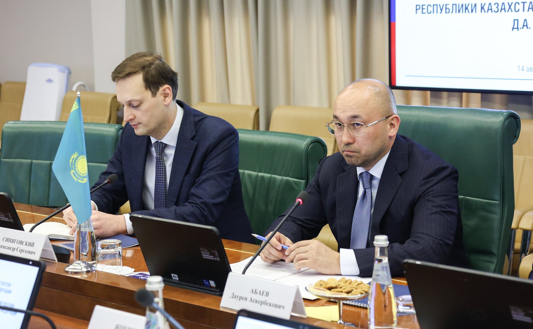 Встреча первого заместителя Председателя Совета Федерации Андрея Яцкина с Чрезвычайным и Полномочным Послом Республики Казахстан в РФ