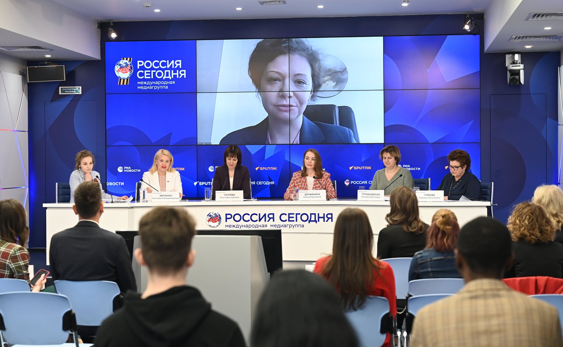 Пресс-конференция, посвященная запуску второго сезона проекта «Женщины: Школа наставничества» в пресс-центре МИА «Россия сегодня»