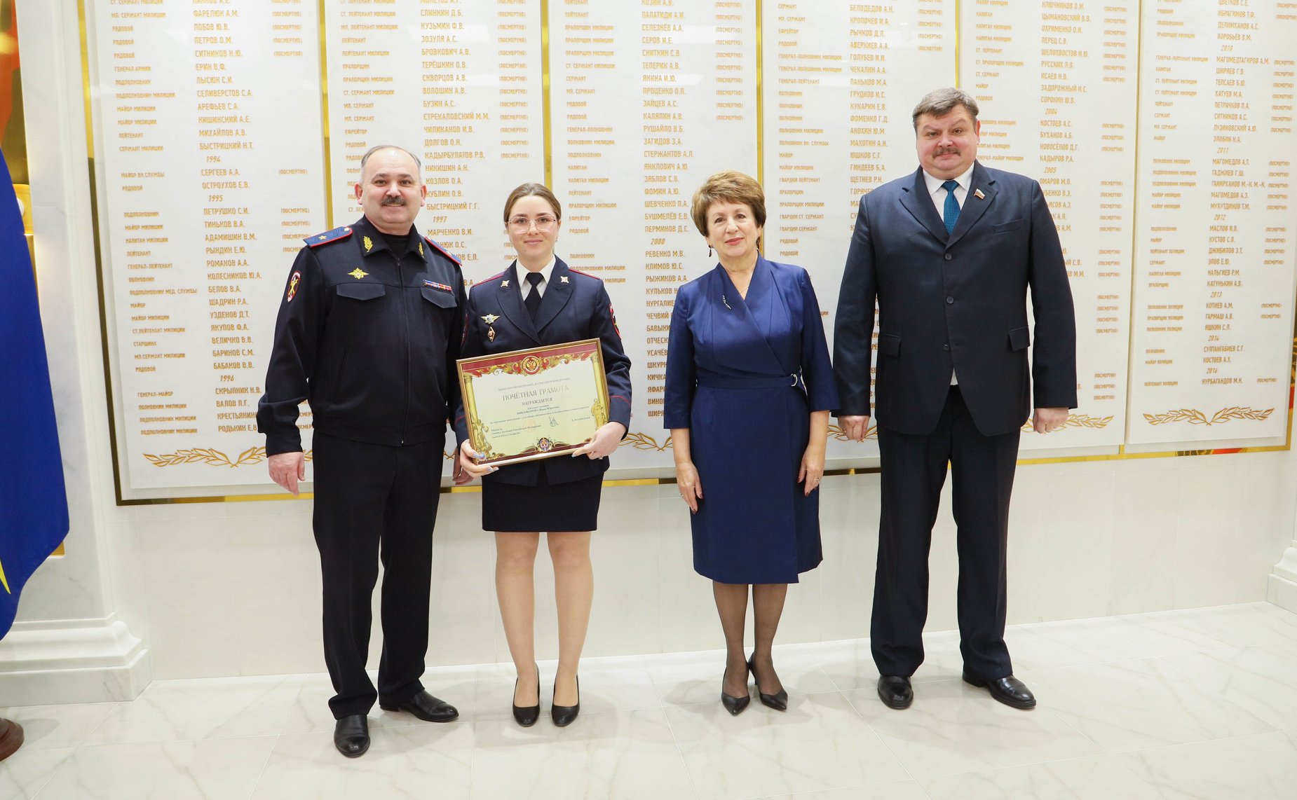 Екатерина Алтабаева и Сергей Колбин вручили севастопольскому школьнику памятную медаль Совета Федерации «За проявленное мужество»