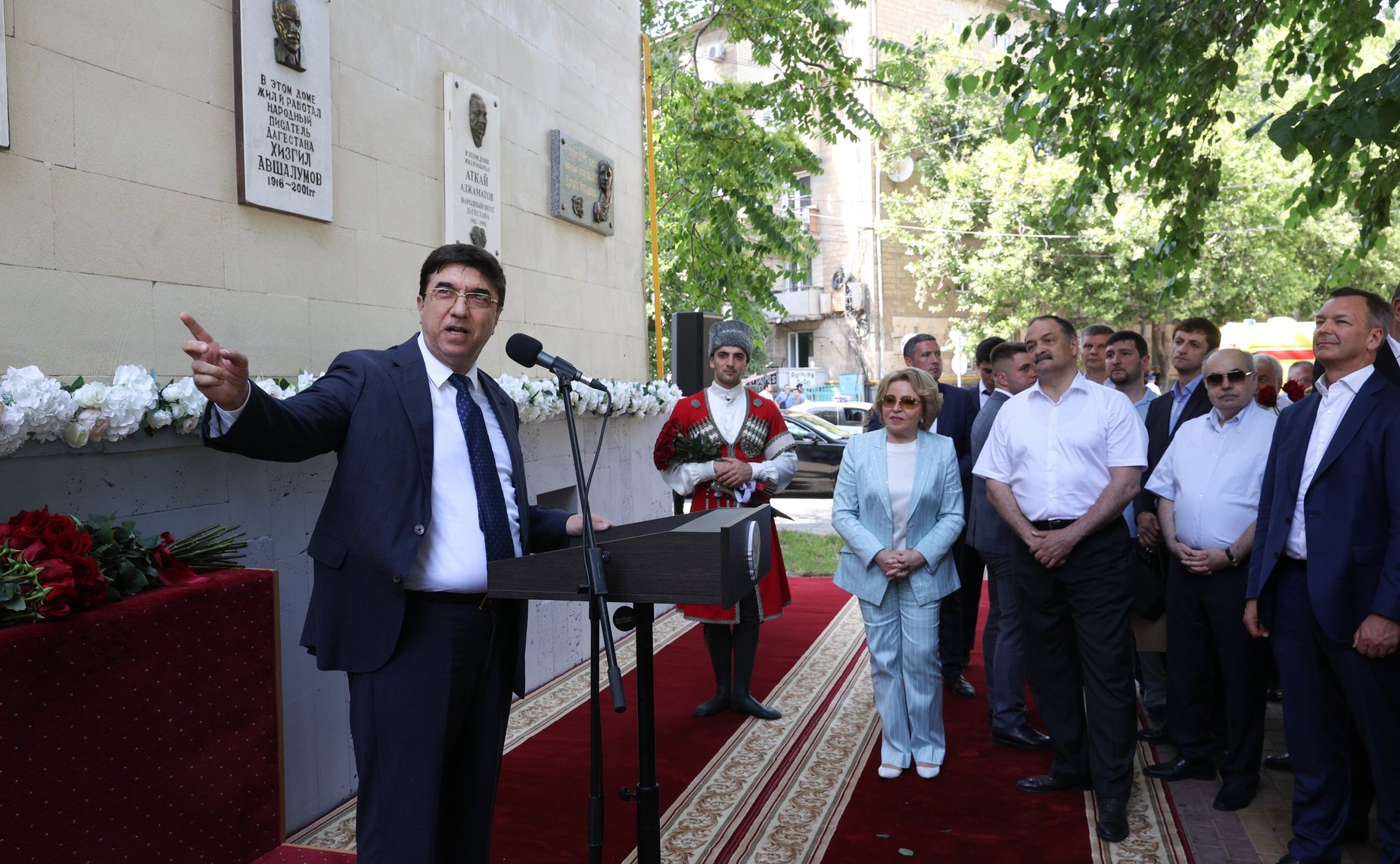 Открытие мемориальной доски и возложение цветов к памятнику Фазу Алиевой