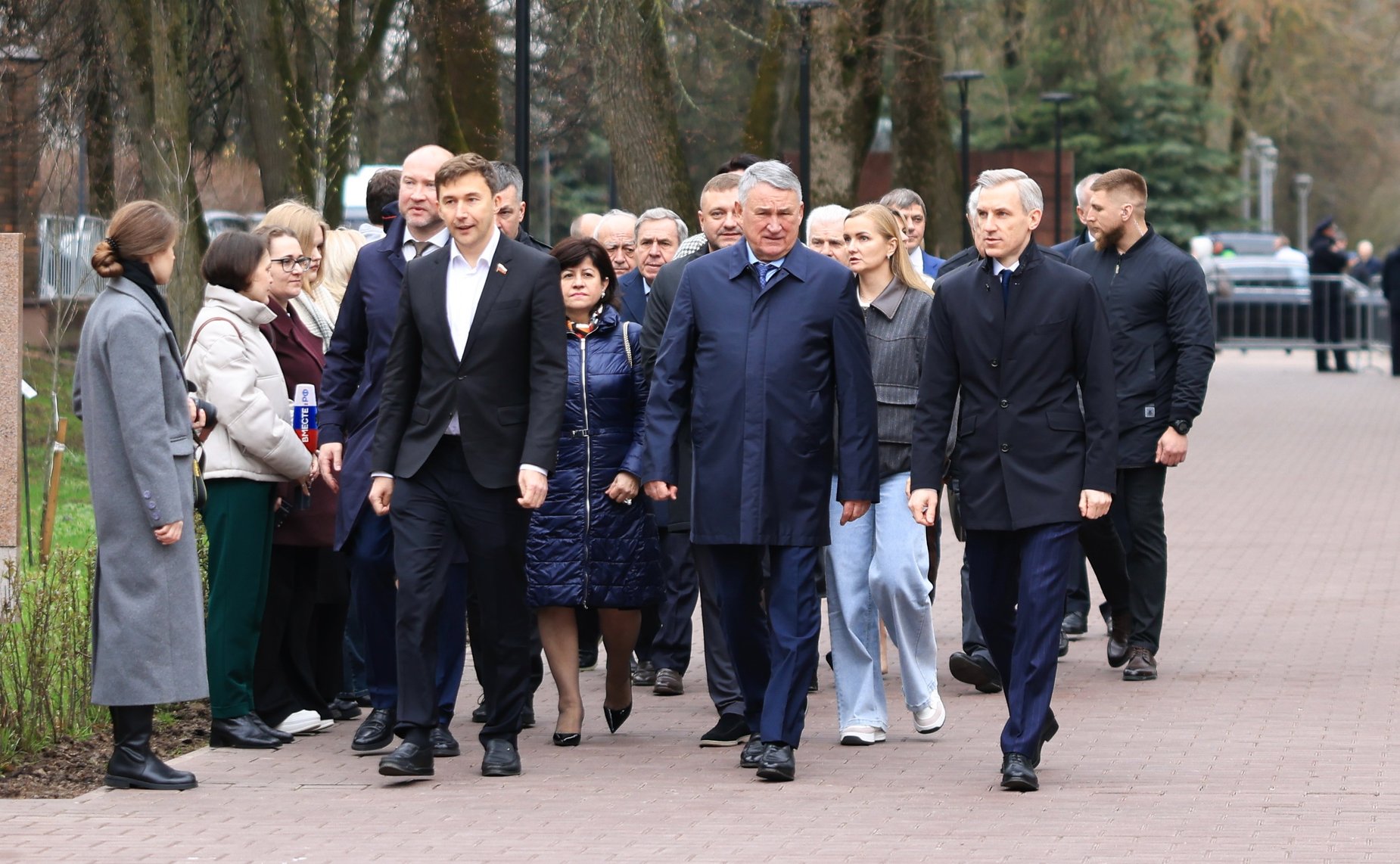 Сенаторы возложили цветы к Вечному огню в Сквере Памяти Героев в Смоленске