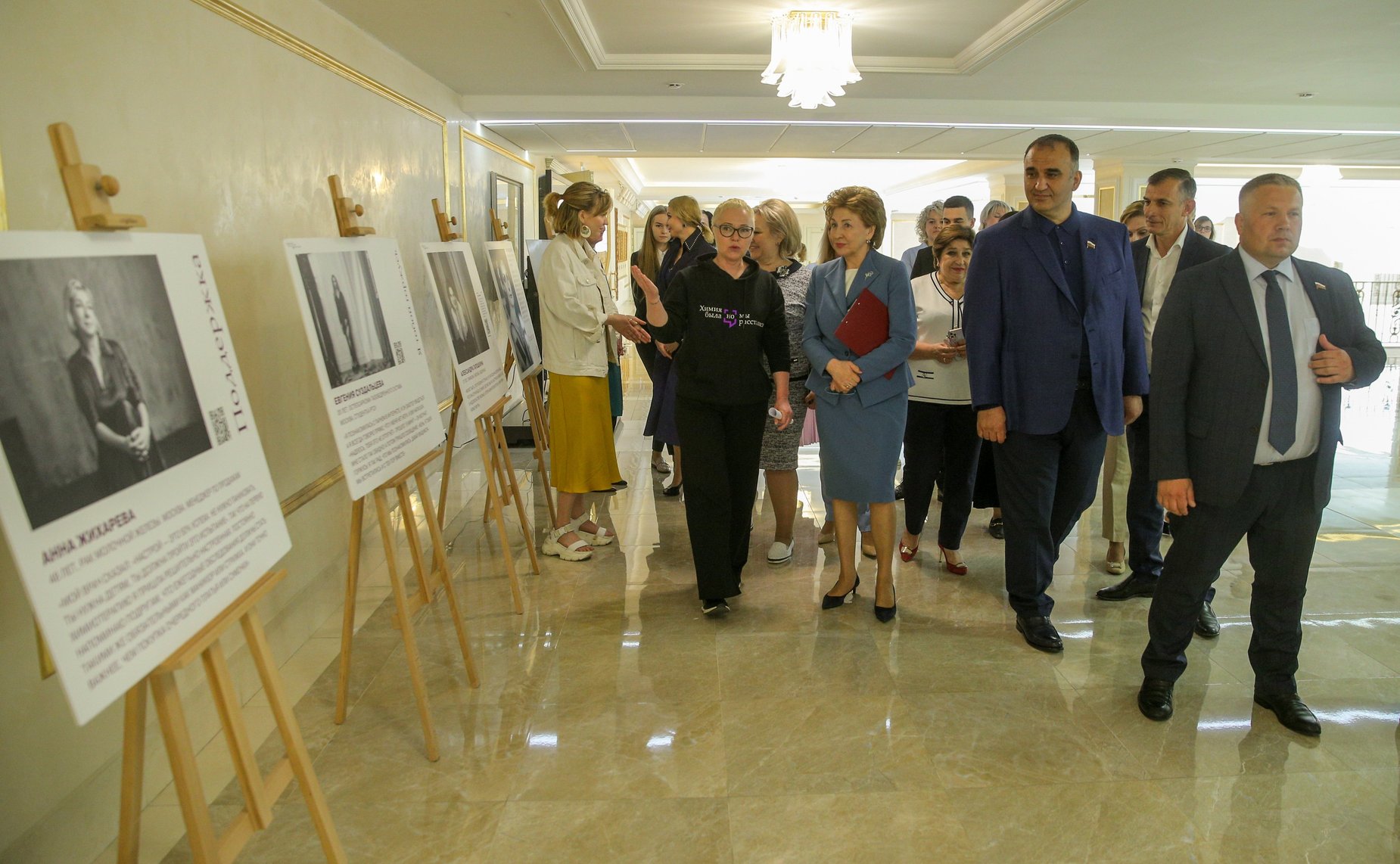 Галина Карелова открыла фотовыставку «Химия была, но мы расстались». Экспозиция по поддержке женщин с онкологическими заболеваниями приурочена ко Дню медицинского работника