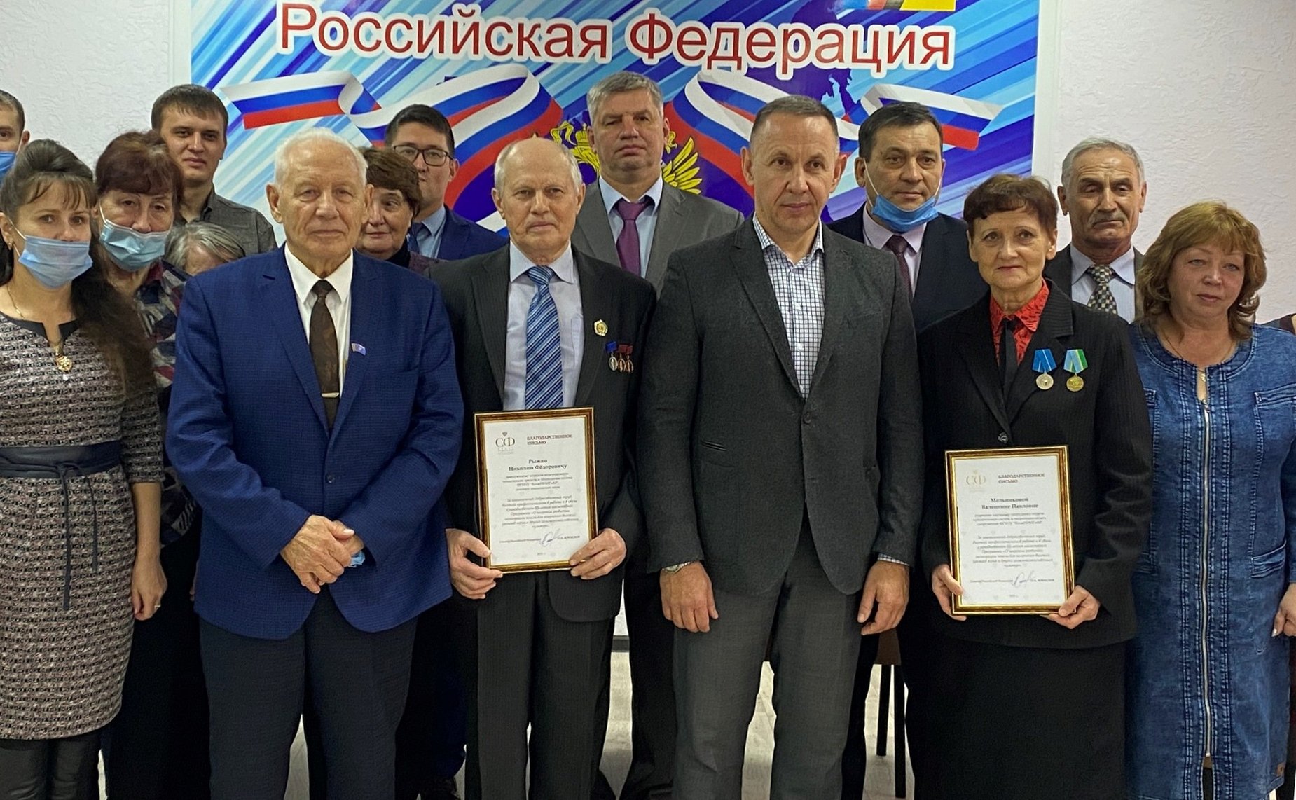 Олег Алексеев вручил благодарственные письма заслуженным сотрудникам института