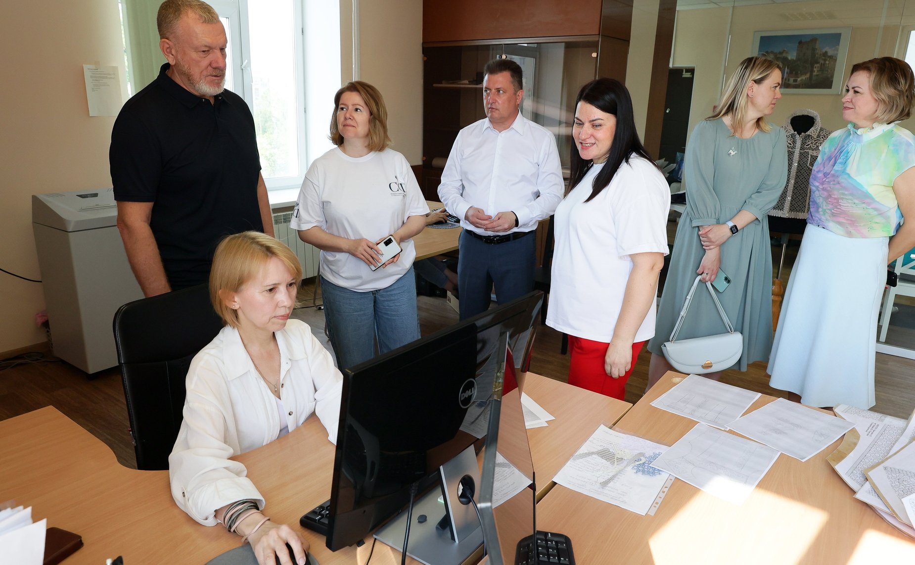 Сенаторы посетили производство народного промысла — кружевную фабрику «Северные узоры»