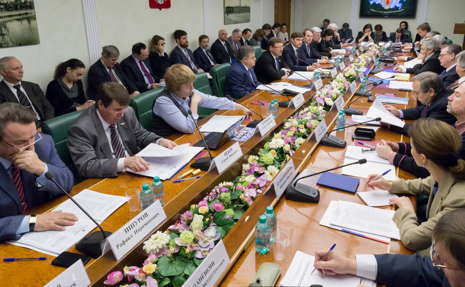 Круглый стол Комитета по международным делам. 