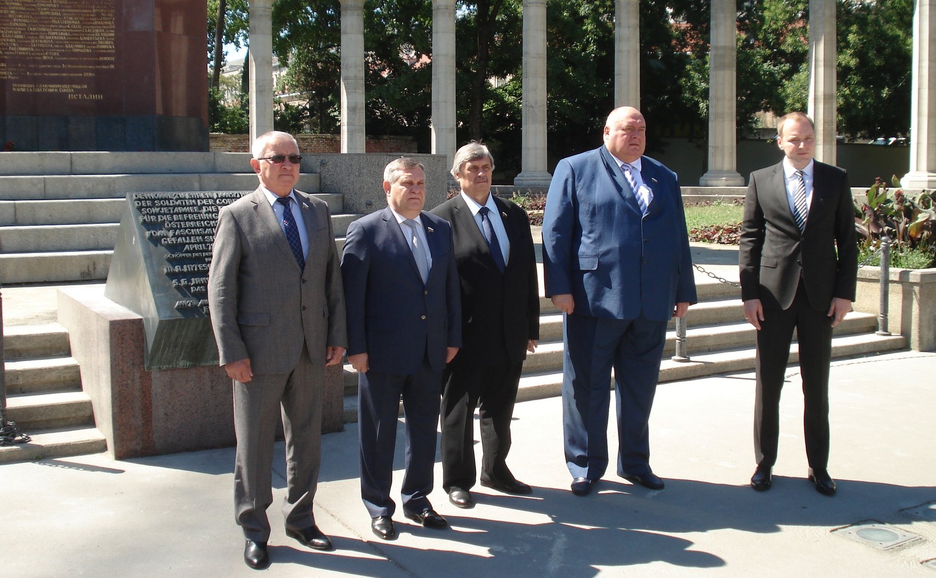 Возложение цветов к монументу воина-освободителя на Шварценбергплатц