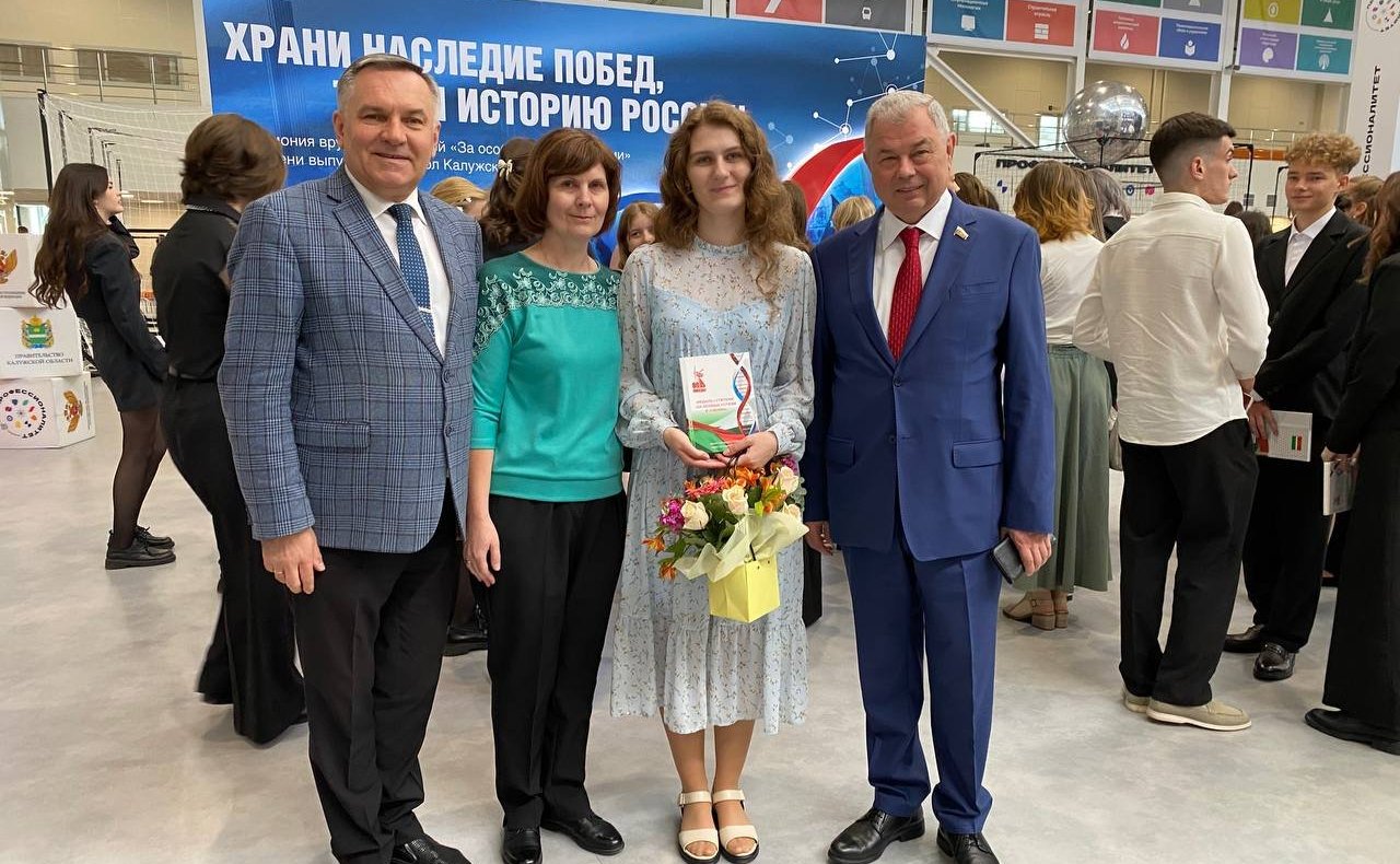 Анатолий Артамонов вручил медали выпускникам Калужской области