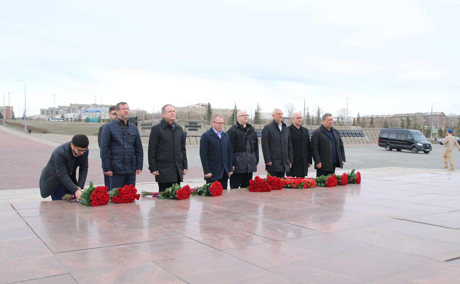 Сенаторы РФ приняли участие в церемонии возложения цветов к Вечному огню у монумента «Тыл-Фронту»