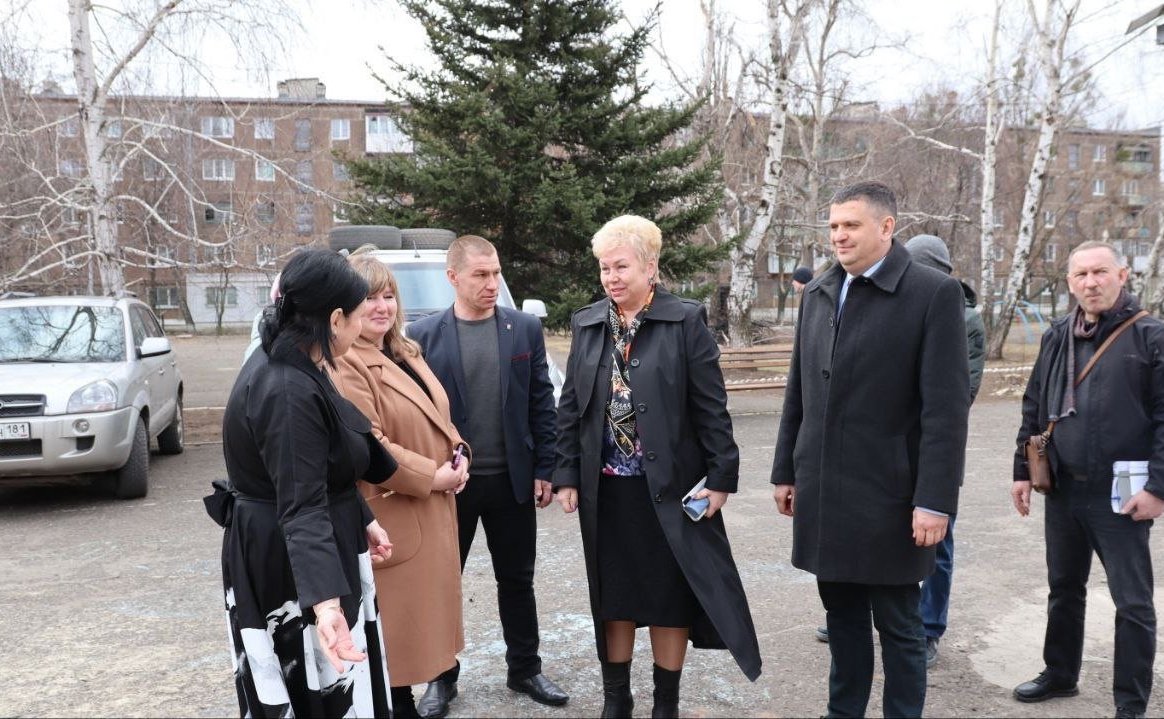 Ольга Бас в ходе поездки в регион провела встречу с педколлективом, представителями шефа-региона Калужской области, министерства образования ЛНР, депутатского и общественного советов по контролю над объектом капитального ремонта Золотовской школы № 16