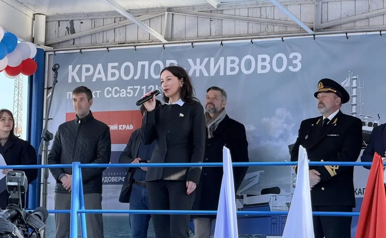 Елена Дягилева приняла участие в церемонии спуска на воду нового краболова