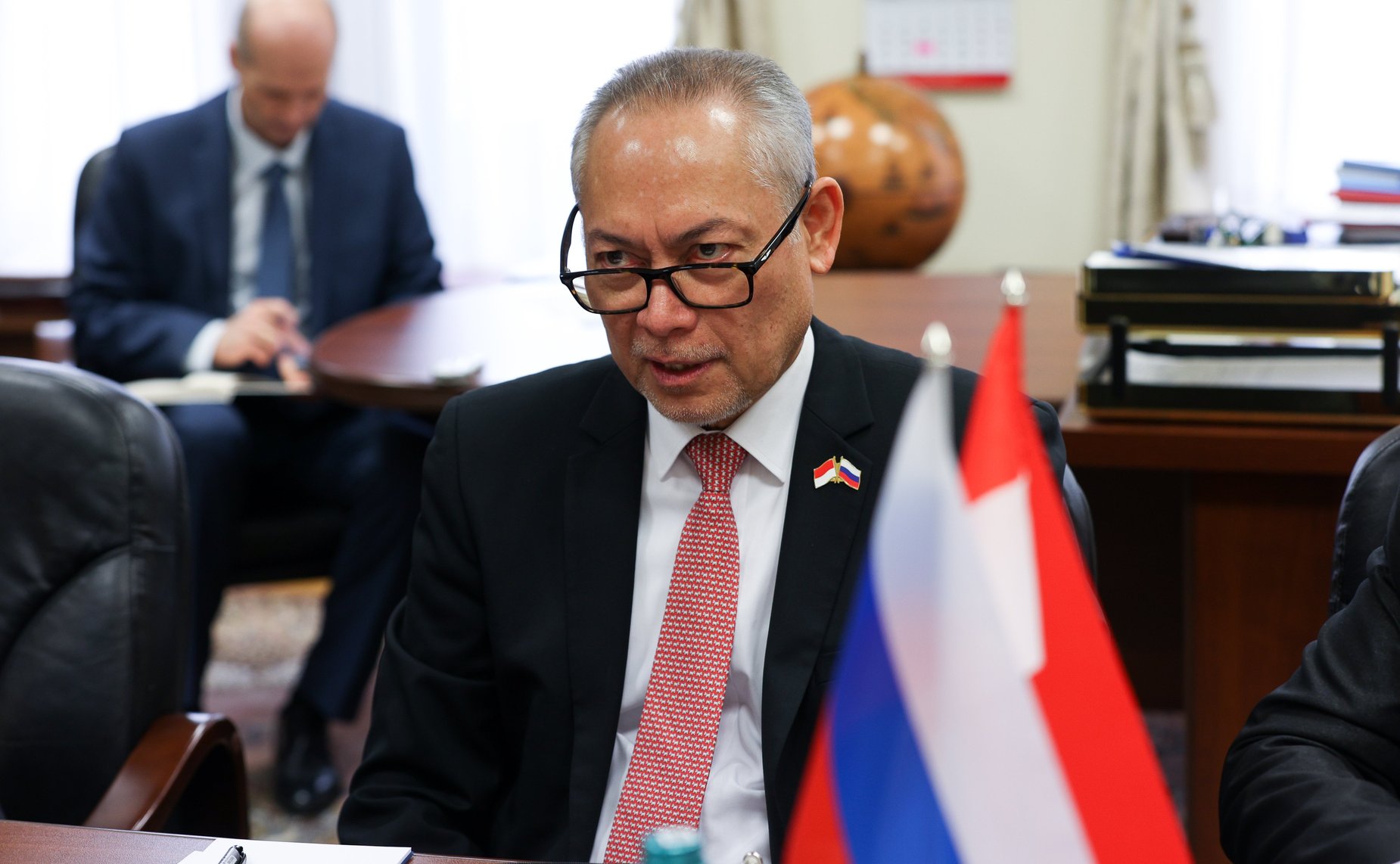 Встреча первого заместителя председателя Комитета СФ по науке, образованию и культуре Ильяса Умаханова с Чрезвычайным и Полномочным Послом Республики Индонезии в РФ Жозе Антонио Морато Таварешем