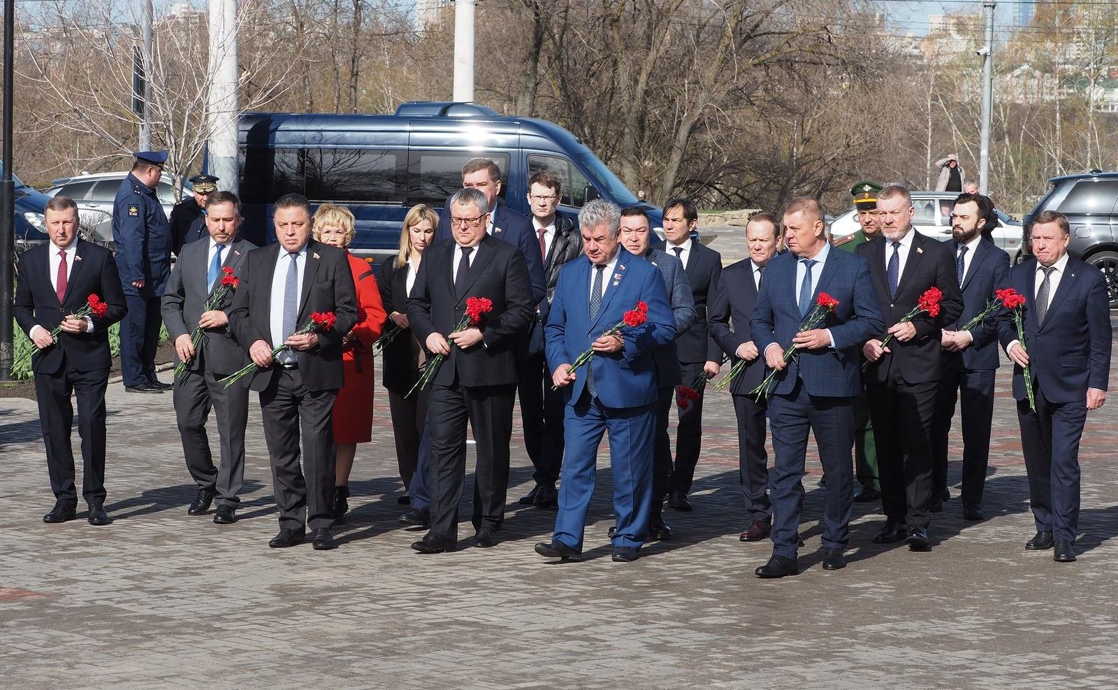 В рамках поездки в регион сенаторы РФ приняли участие в церемонии возложения венков и цветов к Вечному огню в воронежском Парке патриотов и торжественном мероприятии, посвященном передаче останков красноармейца, погибшего в годы Великой Отечественной войн