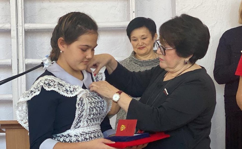Людмила Талабаева вручила награду – памятную медаль Совета Федерации «За проявленное мужество» Ангелине Гвоздь
