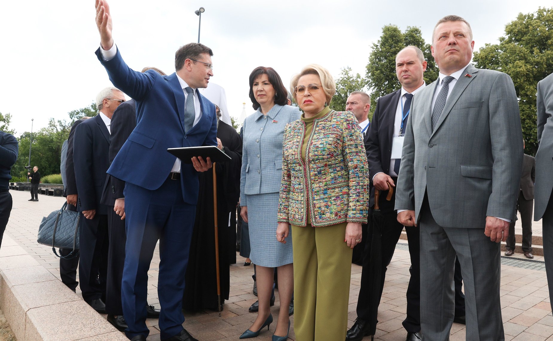 Церемония возложения венков к Вечному огню