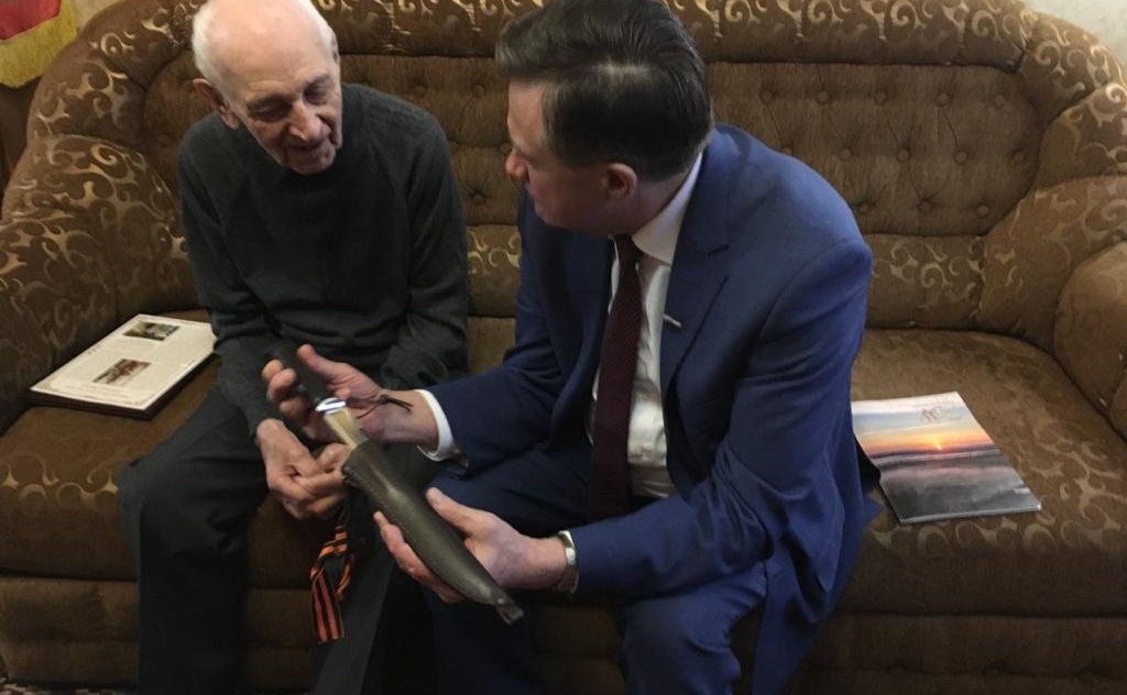 Сергей Рябухин в ходе рабочей поездки в регион поздравил ветерана Великой Отечественной Войны, Воздушно-десантных войск и строительства Геннадия Анциферова с 95-летием