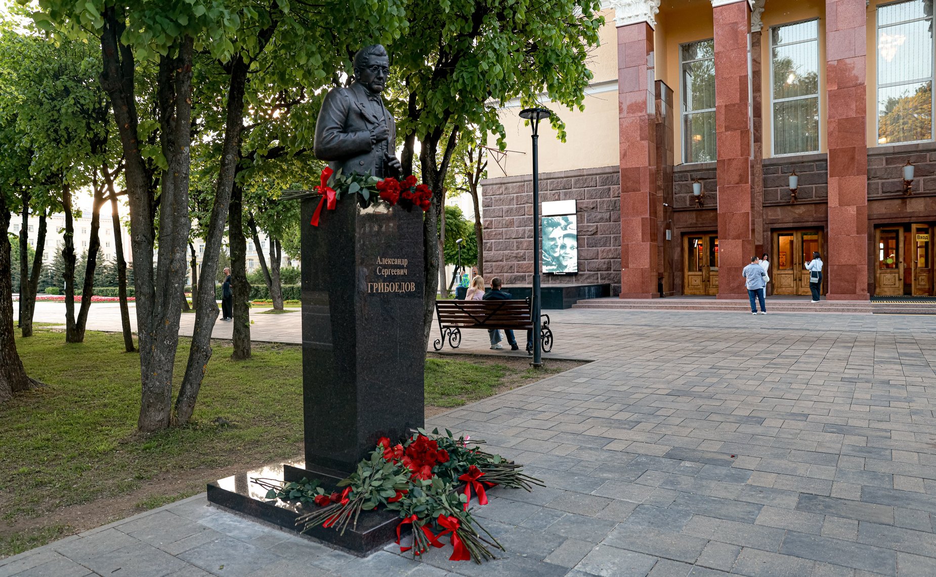 В рамках культурной части российско-белорусской экспедиции установлен бюст А.С. Грибоедова у входа в Смоленский государственный академический драматический театр, носящий имя драматурга