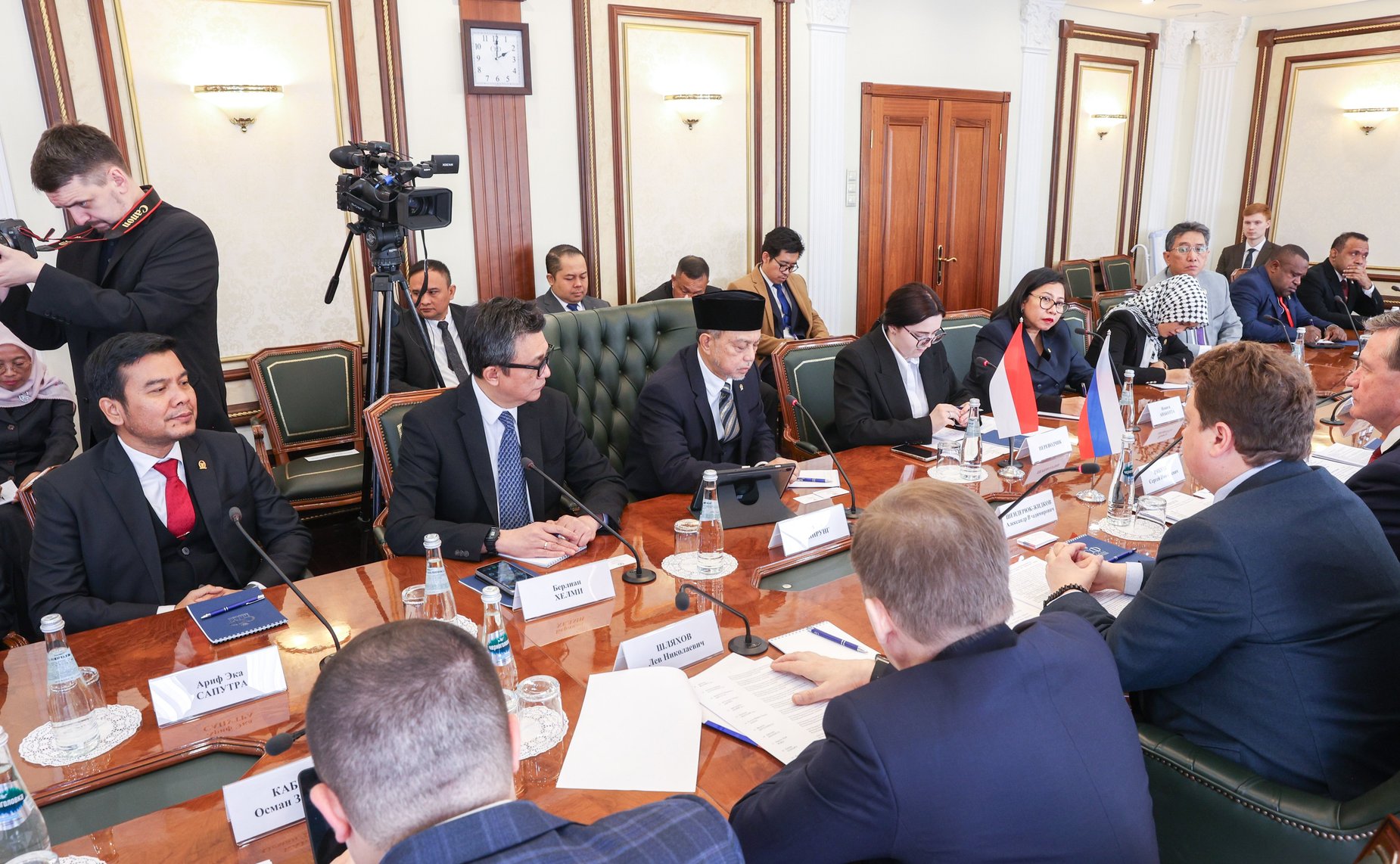 Встреча первого заместителя председателя Комитета СФ по бюджету и финансовым рынкам Александра Шендерюк–Жидкова с заместителем Председателя Совета представителей регионов Народного консультативного конгресса Республики Индонезия