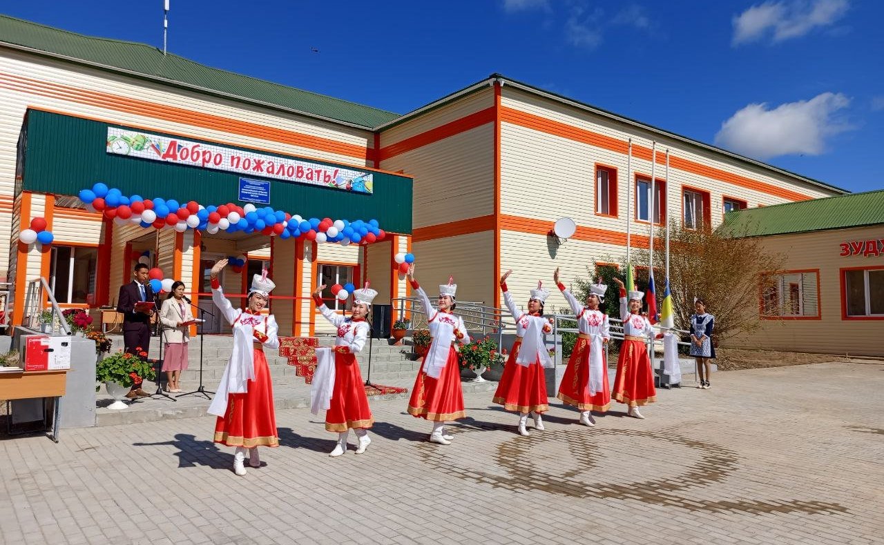 Баир Жамсуев в ходе региональной поездки принял участие в церемониях торжественного открытия после капитального ремонта детского сада в селе Токчин и школы в селе Зуткулей Агинского Бурятского округа