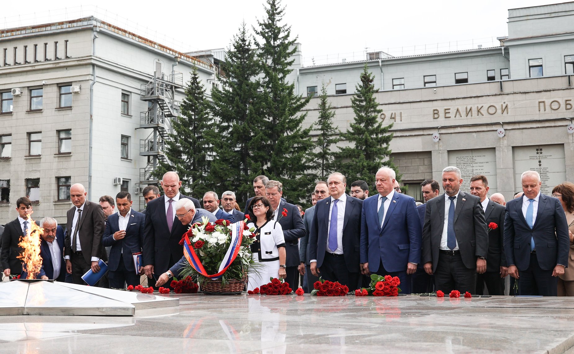 Парламентарии России и Армении приняли участие в церемонии возложения венка к мемориалу «Вечный огонь Славы» и почтили память павших минутой молчания
