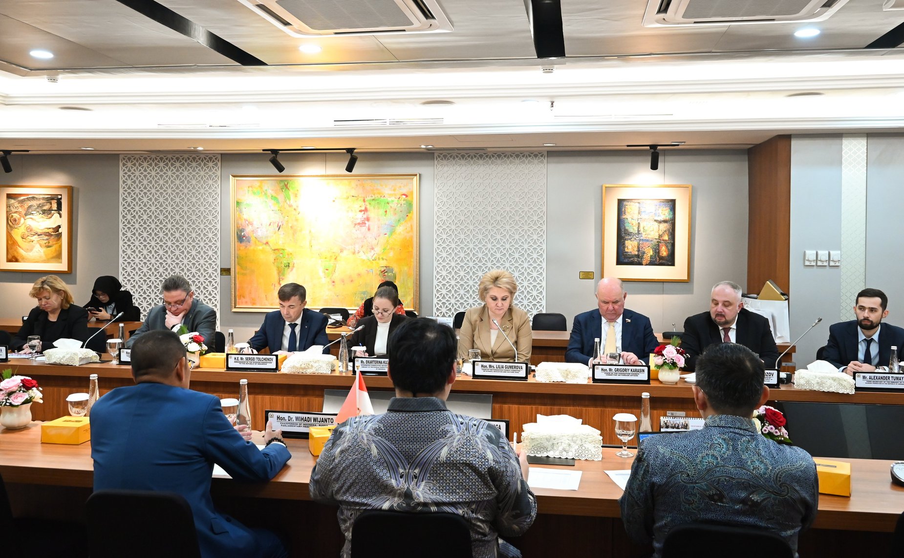 Сенаторы провели переговоры с Равиндрой Аирлангой и председателем Группы дружбы Совета народных представителей Индонезии с нижней палатой российского парламента Вихади Виджаянто