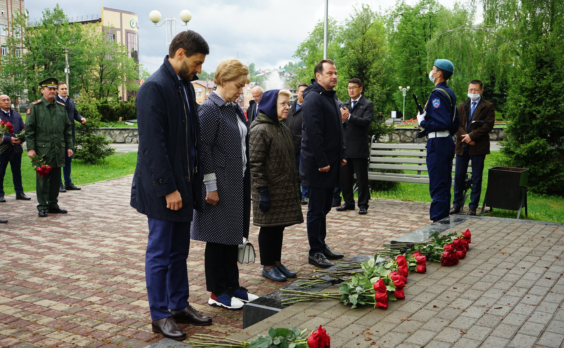 Сенаторы приняли участие в церемонии возложения цветов к Вечному огню на мемориальном комплексе «Парк Победы» в городе Горно-Алтайске, а также к памятнику воинам-землякам, погибшим в локальных войнах и вооруженных конфликтах