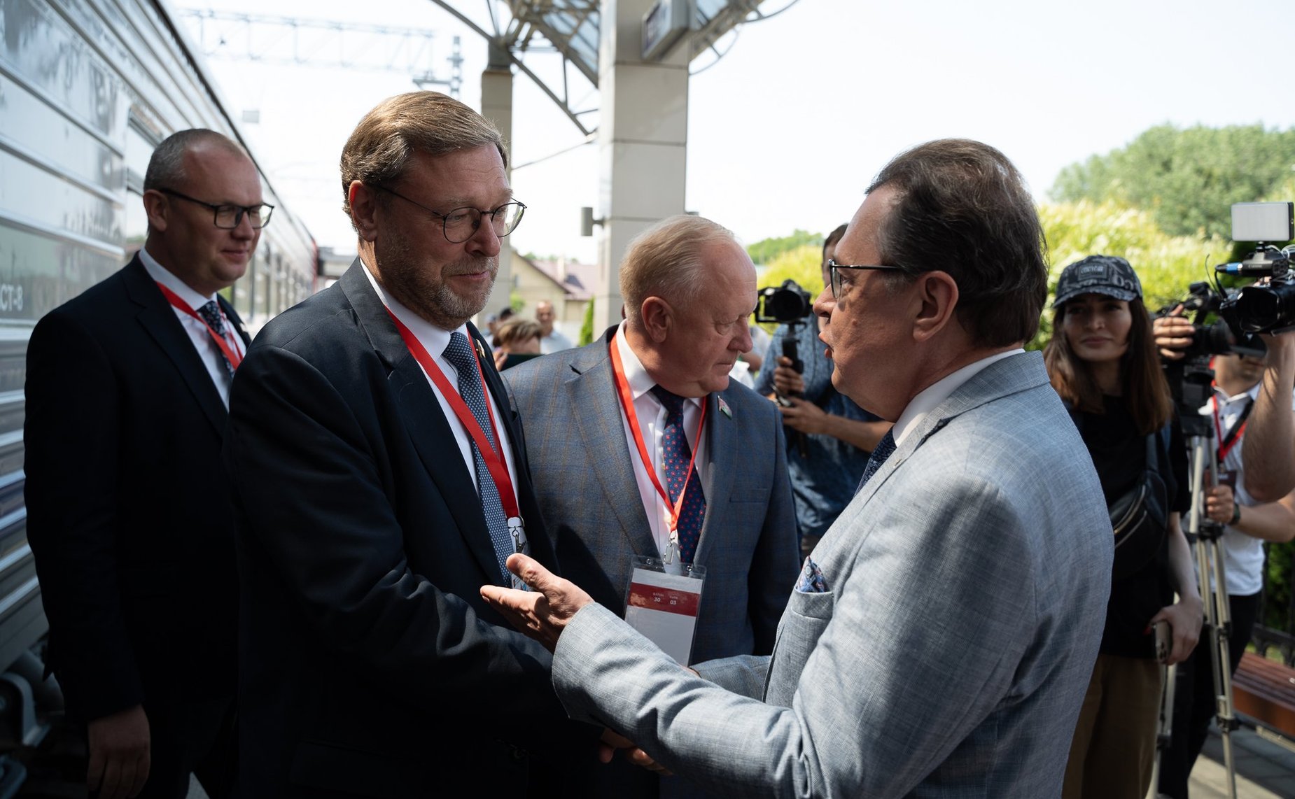 На перроне брестского вокзала школьники из России, Армении и Киргизии встретились с участниками проекта из Белоруссии