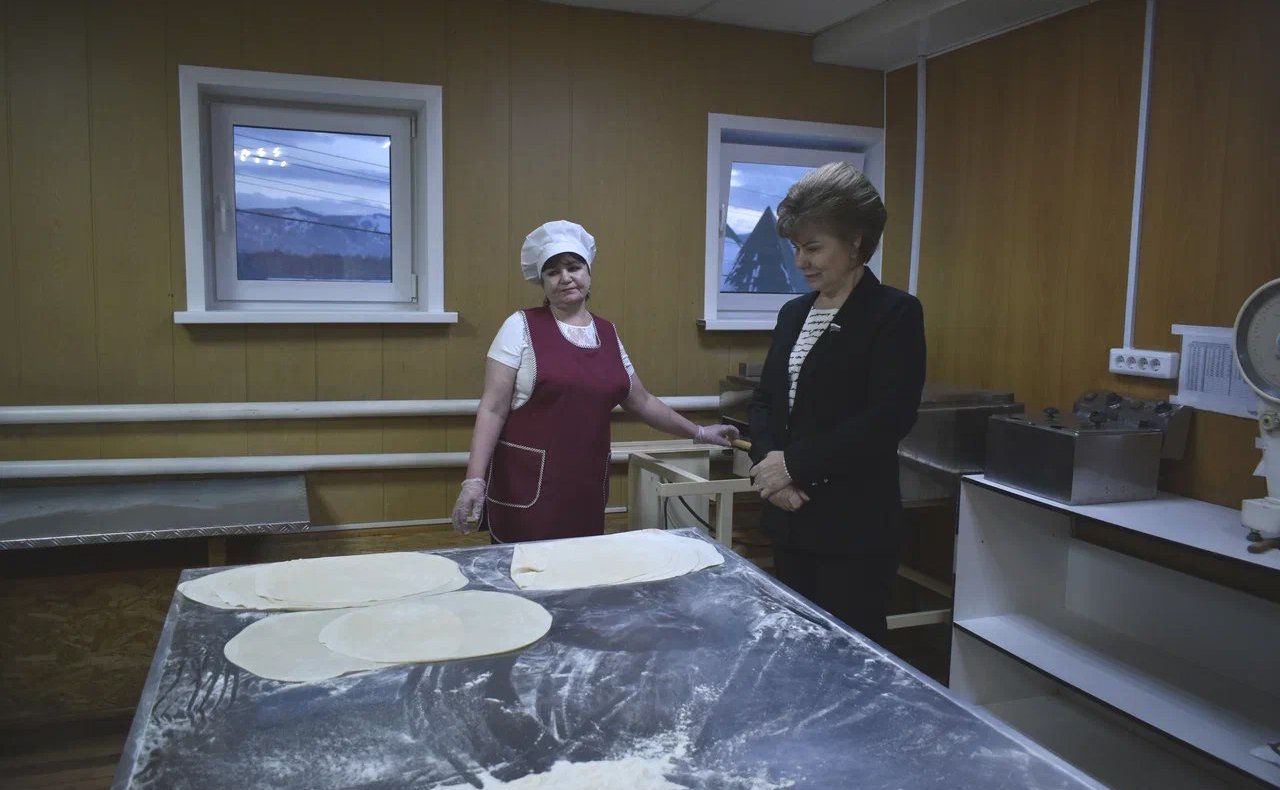 Татьяна Гигель в ходе рабочей поездки по региону побывала в районной пекарне и кондитерском цехе, открытых при пищевом предприятии в Усть-Коксинском районе