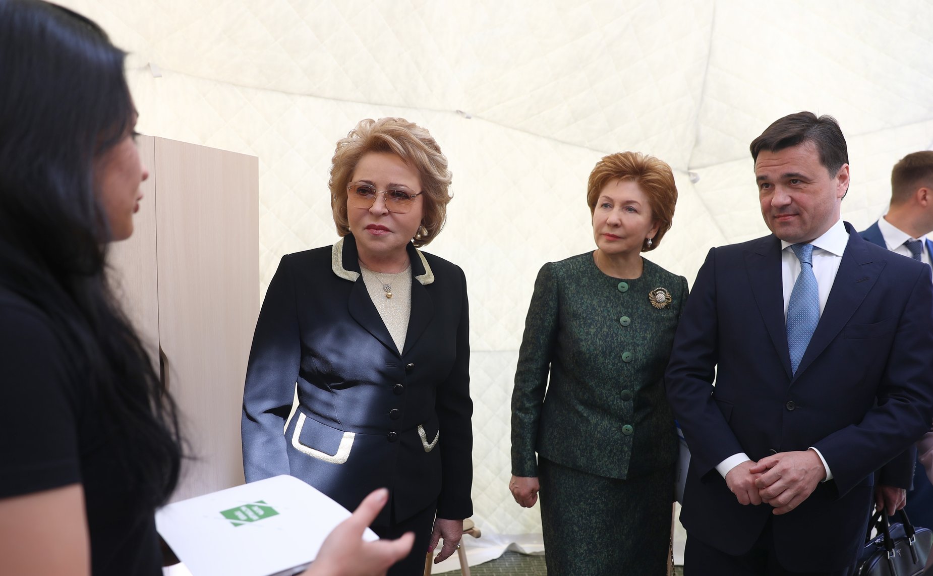 В. Матвиенко и Г. Карелова на открытии выставки