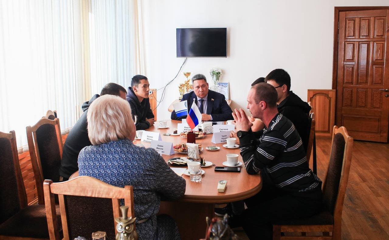 Владимир Полетаев в ходе рабочей поездки в регион посетил семьи погибших участников специальной военной операции и встретился с бывшими участниками СВО