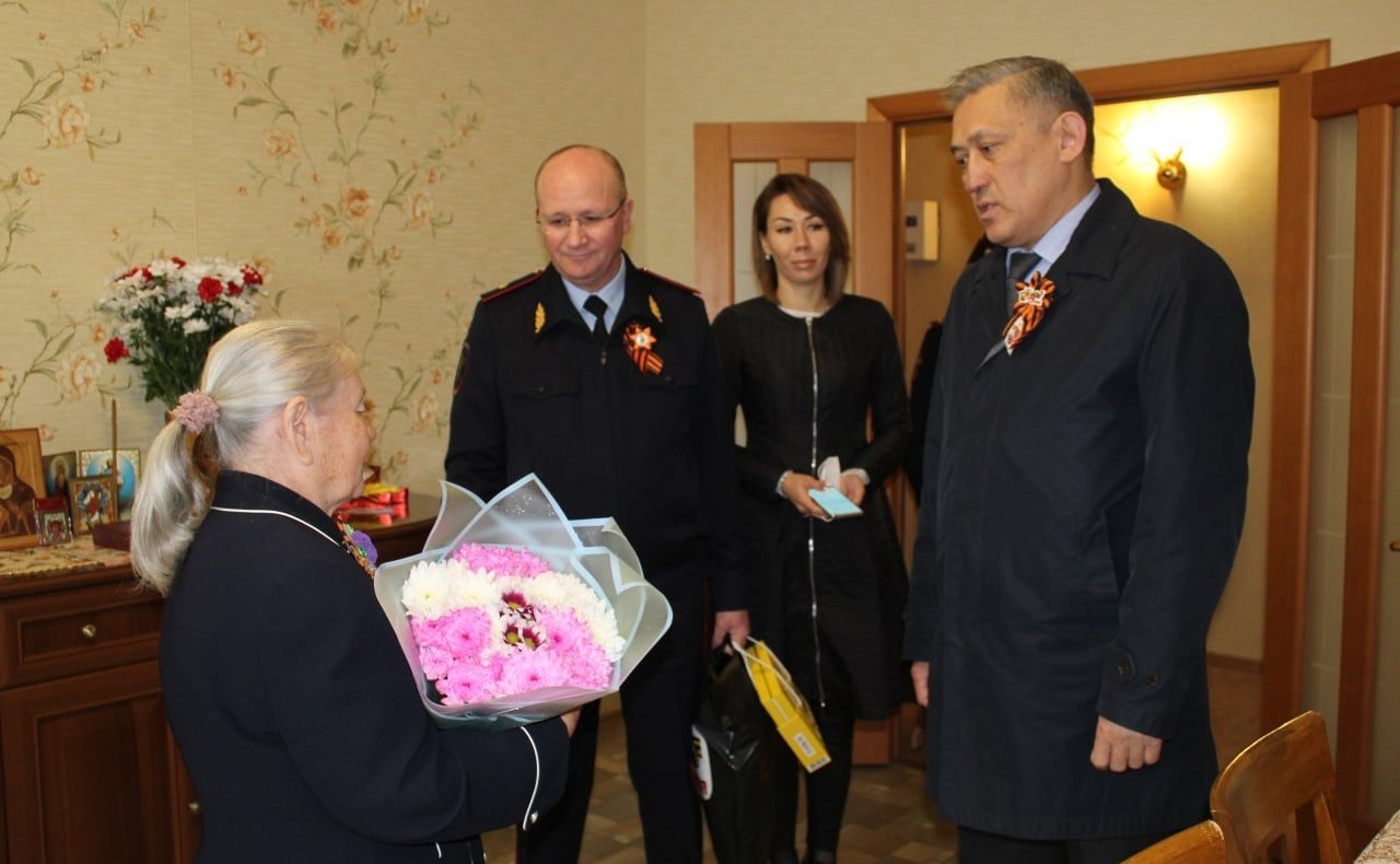 Юрий Валяев передал потомкам ветерана Великой Отечественной войны М. Паздникова удостоверение к государственной награде «За отвагу»