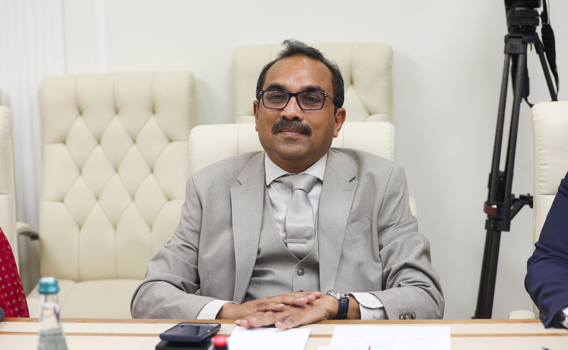 Встреча первого заместителя председателя Комитета СФ по международным делам Андрея Денисова с Министром транспорта, городского развития и по вопросам автомагистралей Шри-Ланки Бималом Нирошаном Ратнаяке Виракуном