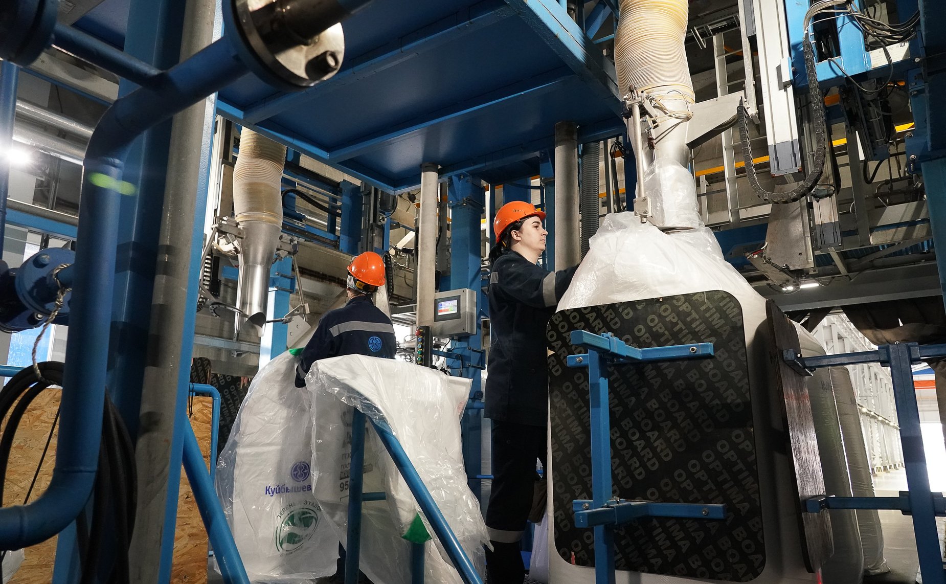 В г. Тольятти первый заместитель Председателя Совета Федерации Андрей Яцкин ознакомился с работой химической компании «КуйбышевАзот»