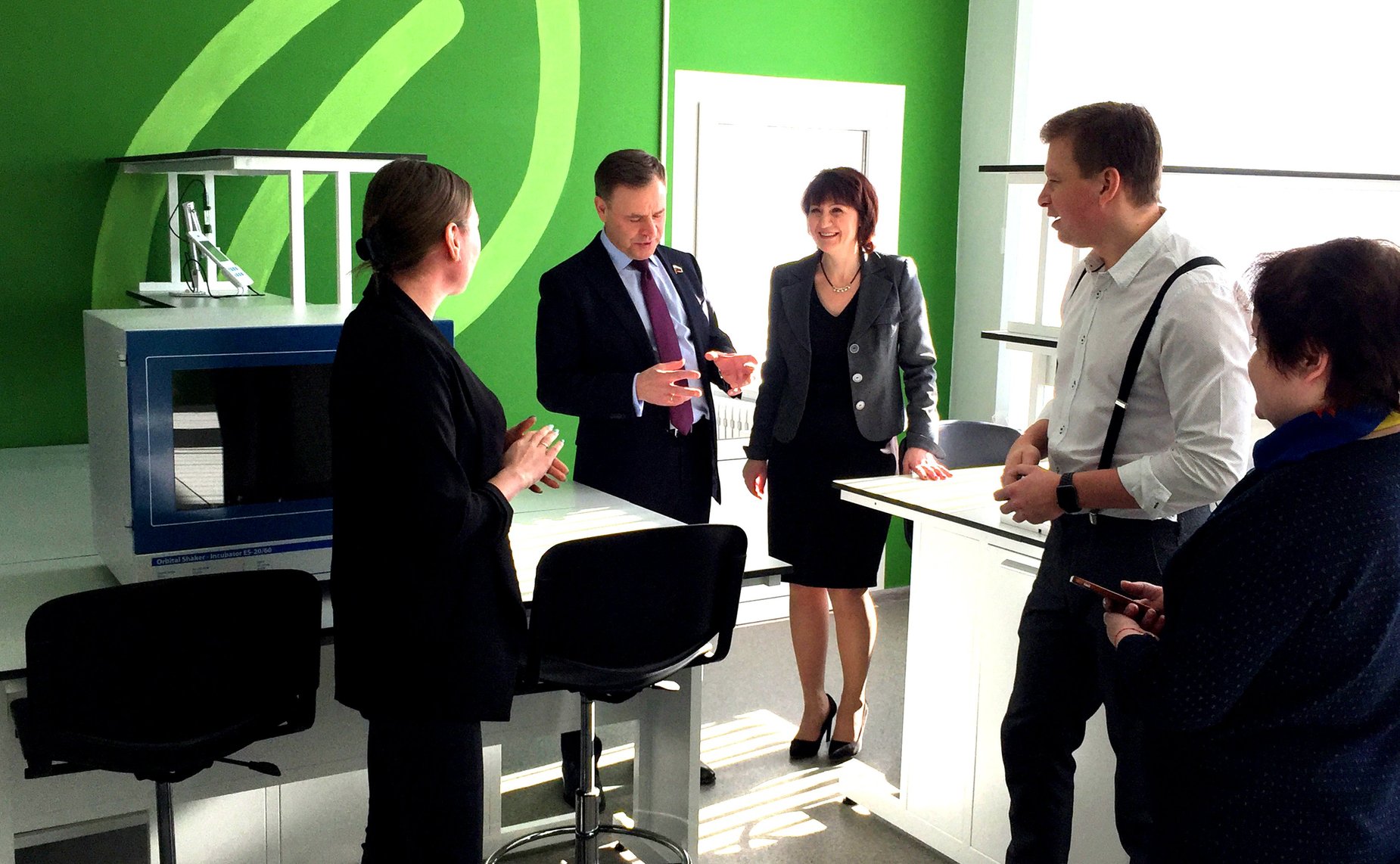 Виктор Новожилов осмотрел первую в Архангельской области научно-учебную лабораторию «Агрокуб»