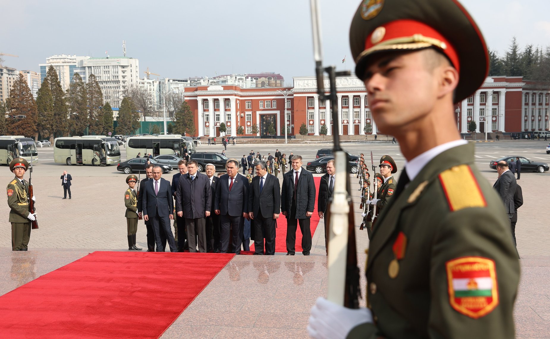 Делегация Совета Федерации во главе с Председателем СФ Валентиной Матвиенко посетила мемориальный комплекс «Национальное единство и возрождение Таджикистана» и сенаторы возложили венок к памятнику Исмоили Сомони