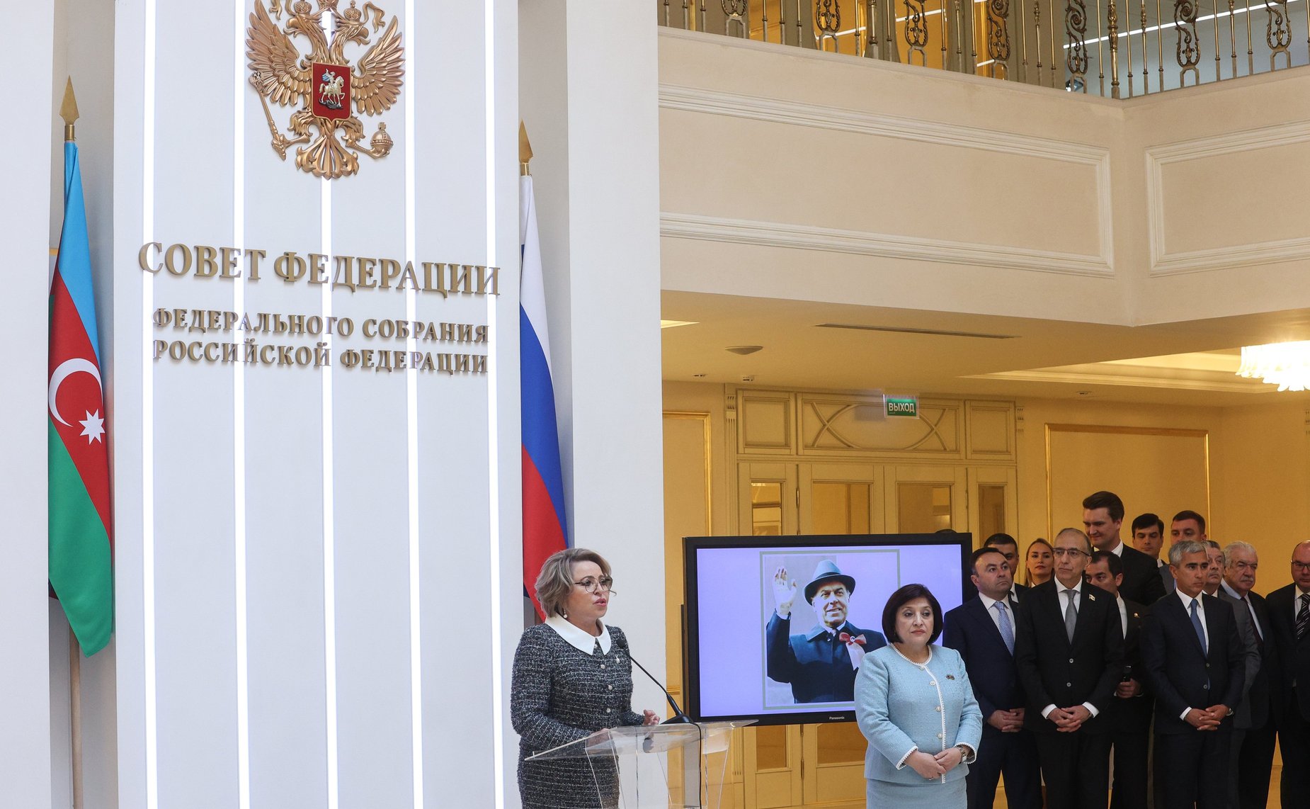 Валентина Матвиенко и Председатель Милли Меджлиса Азербайджанской Республики Сагиба Гафарова открыли в верхней палате российского парламента фотовыставку «В России часть моей души…», посвященную 100-летию со дня рождения Гейдара Алиева