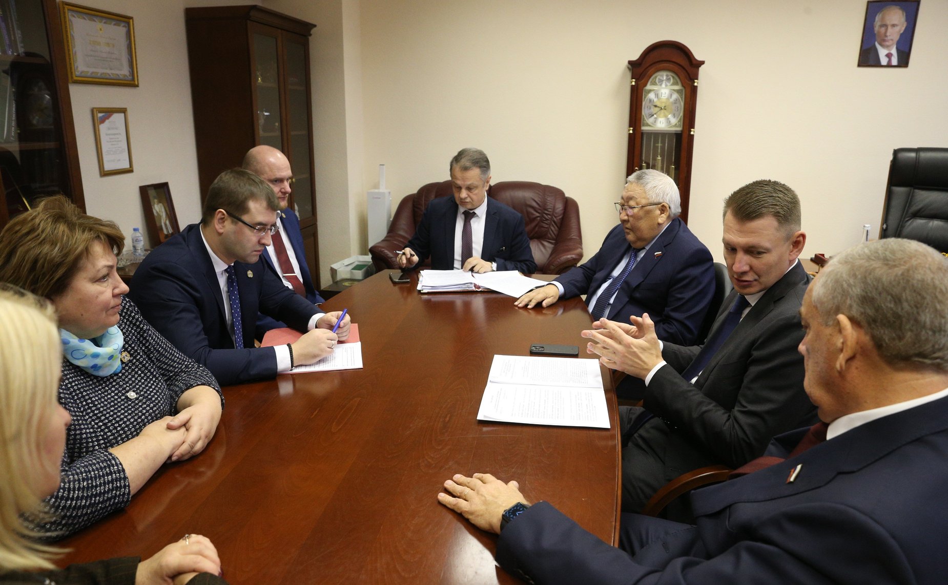 Рабочая встреча председателя Комитета СФ по аграрно-продовольственной политике и природопользованию Александра Двойных с представителями делегации Новгородской области