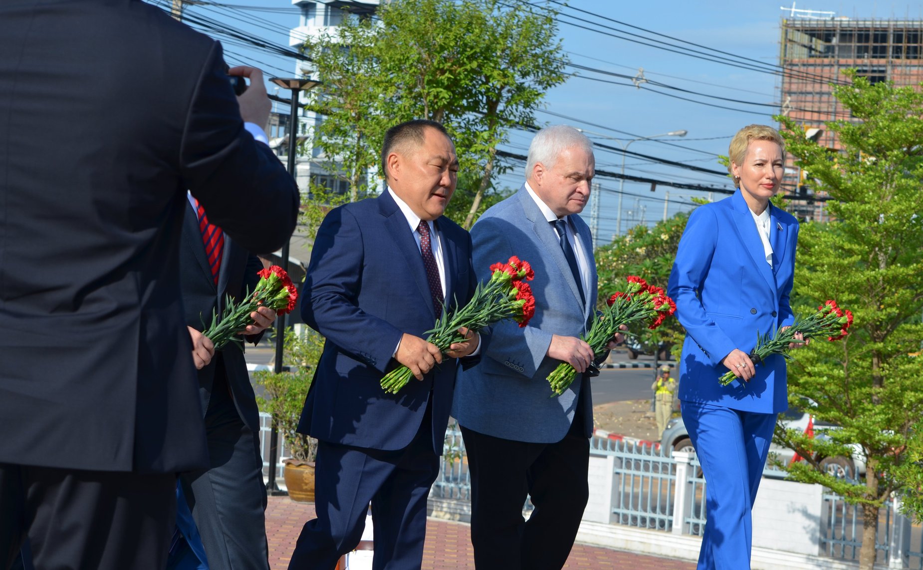 Российские парламентарии возложили цветы к памятнику советским летчикам транспортной авиации во Вьентьяне, участвовавшим в боевых действиях в Индокитае в годы американской агрессии с 1960 по 1973 годы