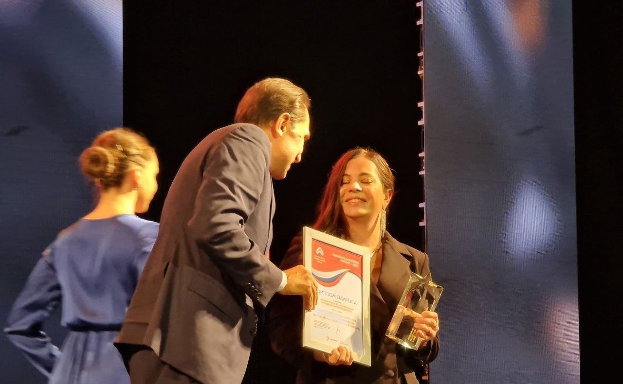 Андрей Хапочкин вручил национальную премию в номинации «Лучший проект по популяризации и продвижению русского языка» на форуме «Патриот»