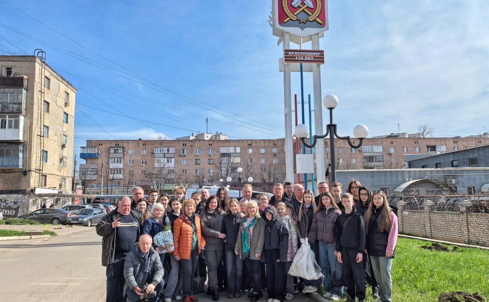 Александр Никитин передал посадочный материал — саженцы рябины и сосны из питомника г. Мичуринска Тамбовской области для закладки аллеи в городе Краснодон Луганской Народной Республики