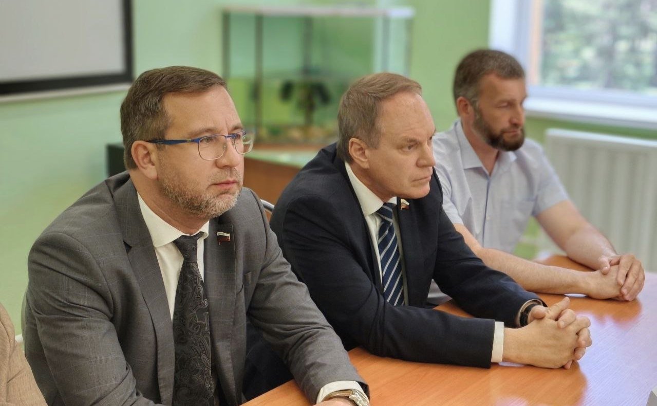 Александр Башкин и Николай Владимиров посетили пункт временного размещения вынужденных переселенцев, эвакуированных с Донбасса