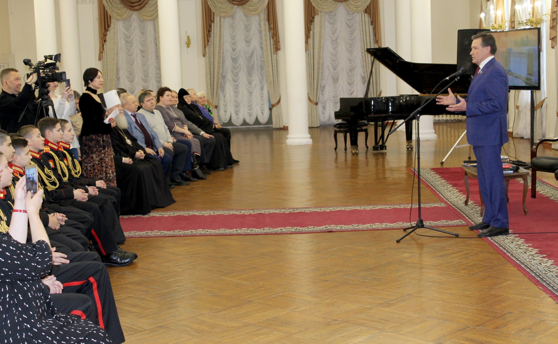 Сергей Рябухин посетил Международную российско-итальянская выставку художественного творчества среди детей и юношества «Встреча с Победой» в Ульяновске