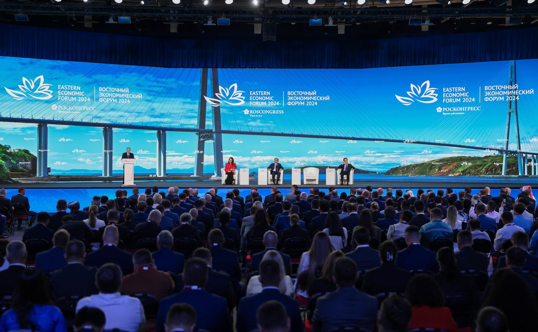 Пленарное заседание Восточного экономического форума (фото Фонд Росконгресс)