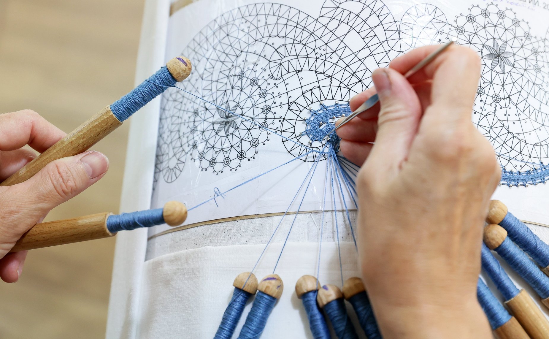 Сенаторы посетили производство народного промысла — кружевную фабрику «Северные узоры»