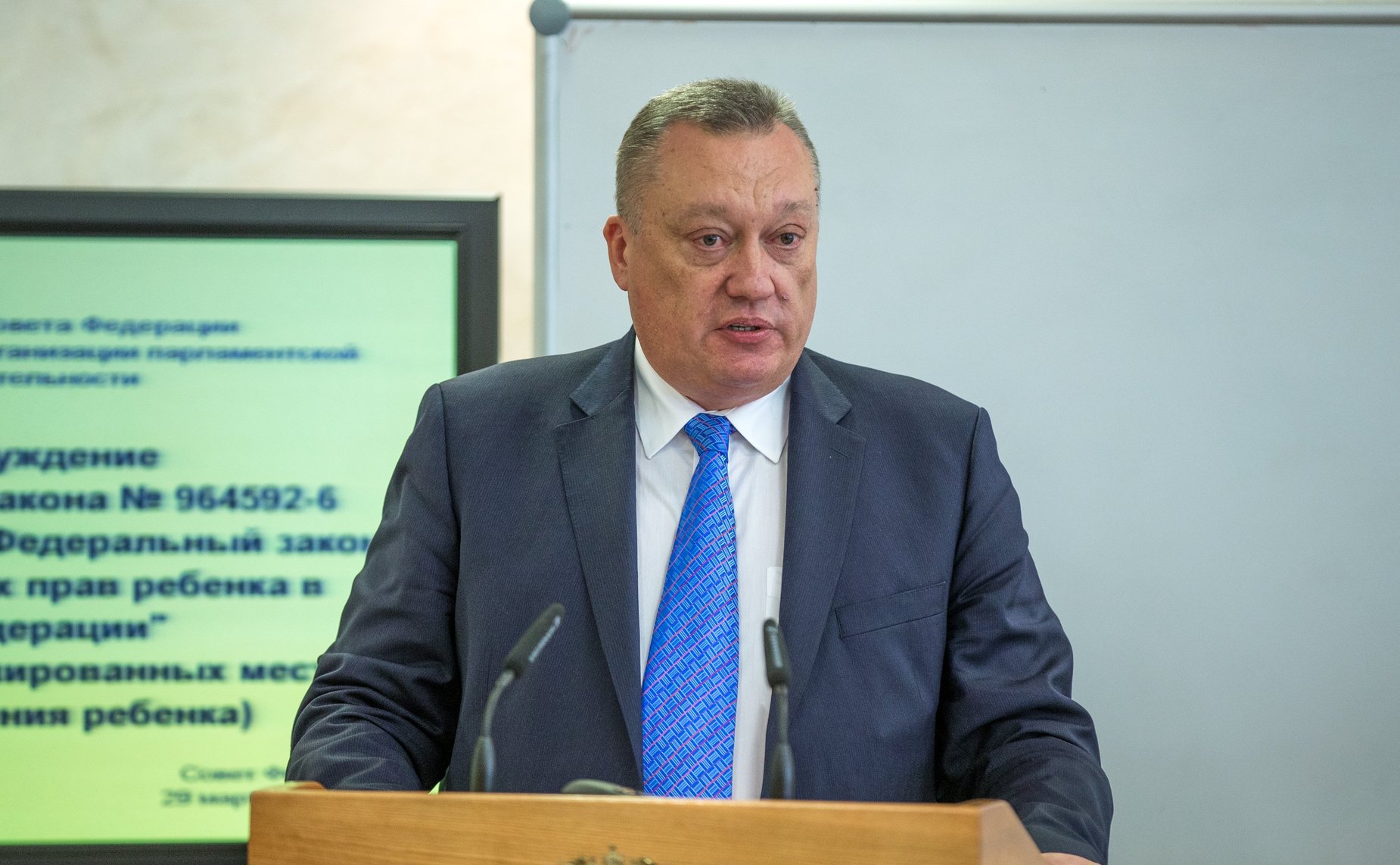 В. Тюльпанов провел публичное обсуждение проекта федерального закона, касающегося придания государственного статуса программе по установкам беби-боксов