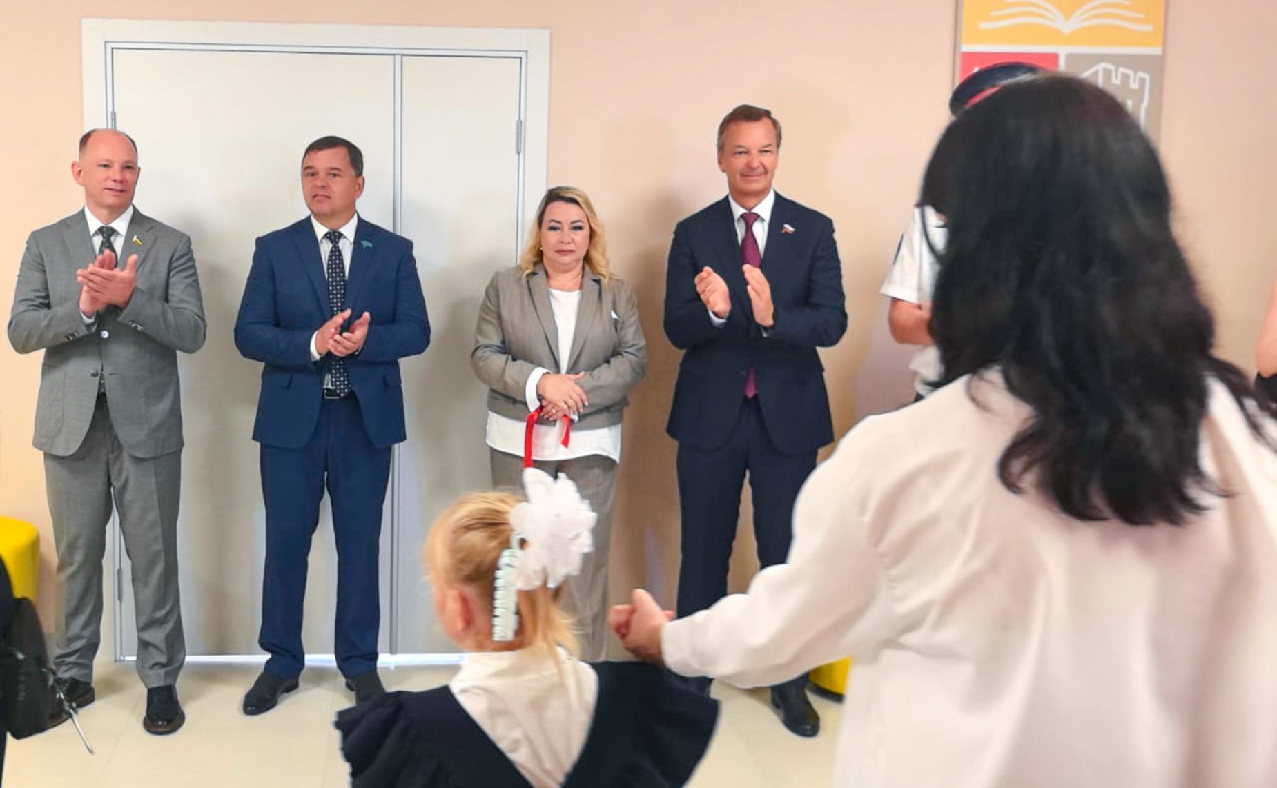 Первый заместитель Председателя Совета Федерации Андрей Яцкин поздравил учителей и учеников начальной школы № 5 города Азова с Днем знаний