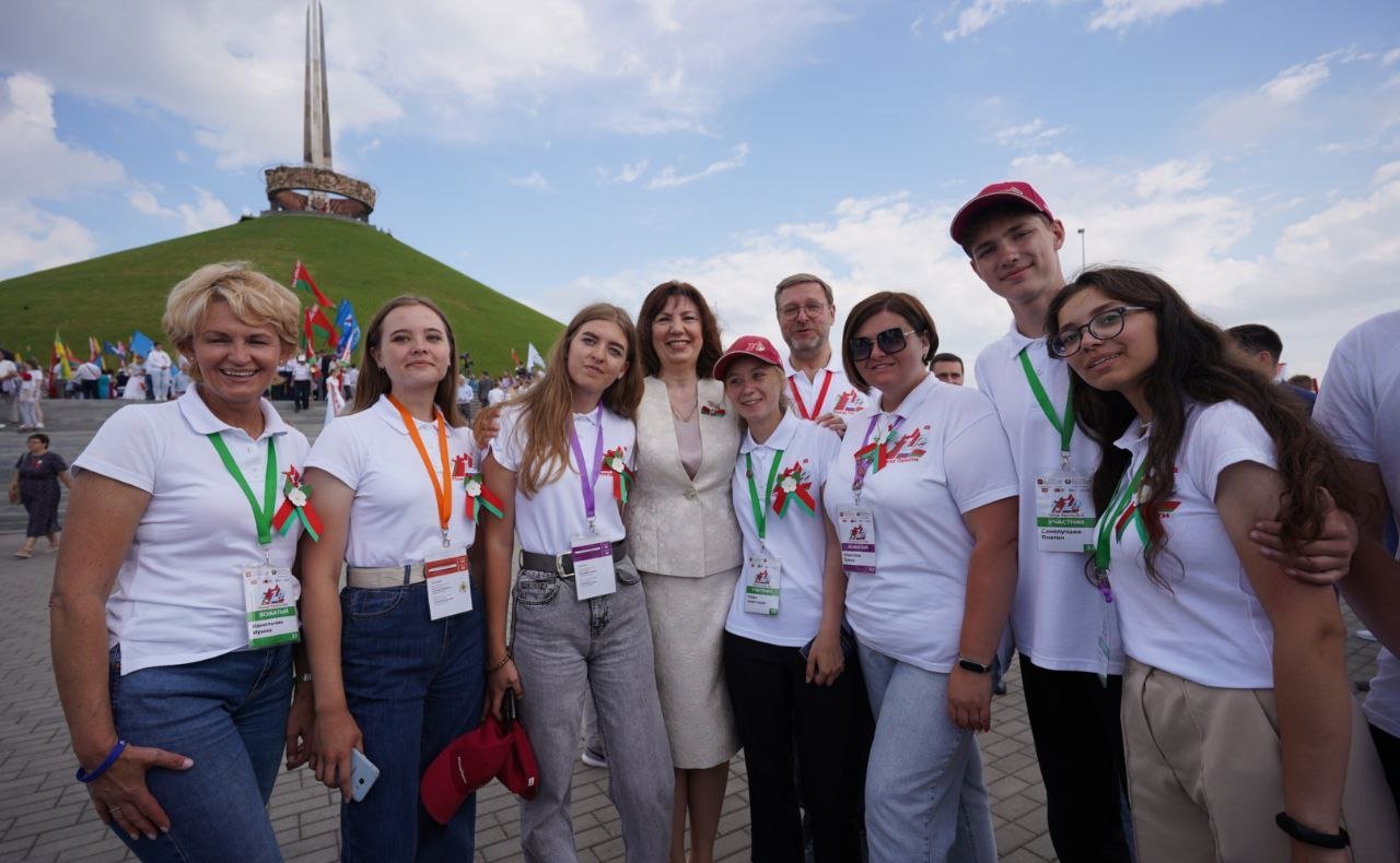 Участники акции почтили память героев Великой Отечественной войны в мемориальном комплексе «Курган Славы» в Минске