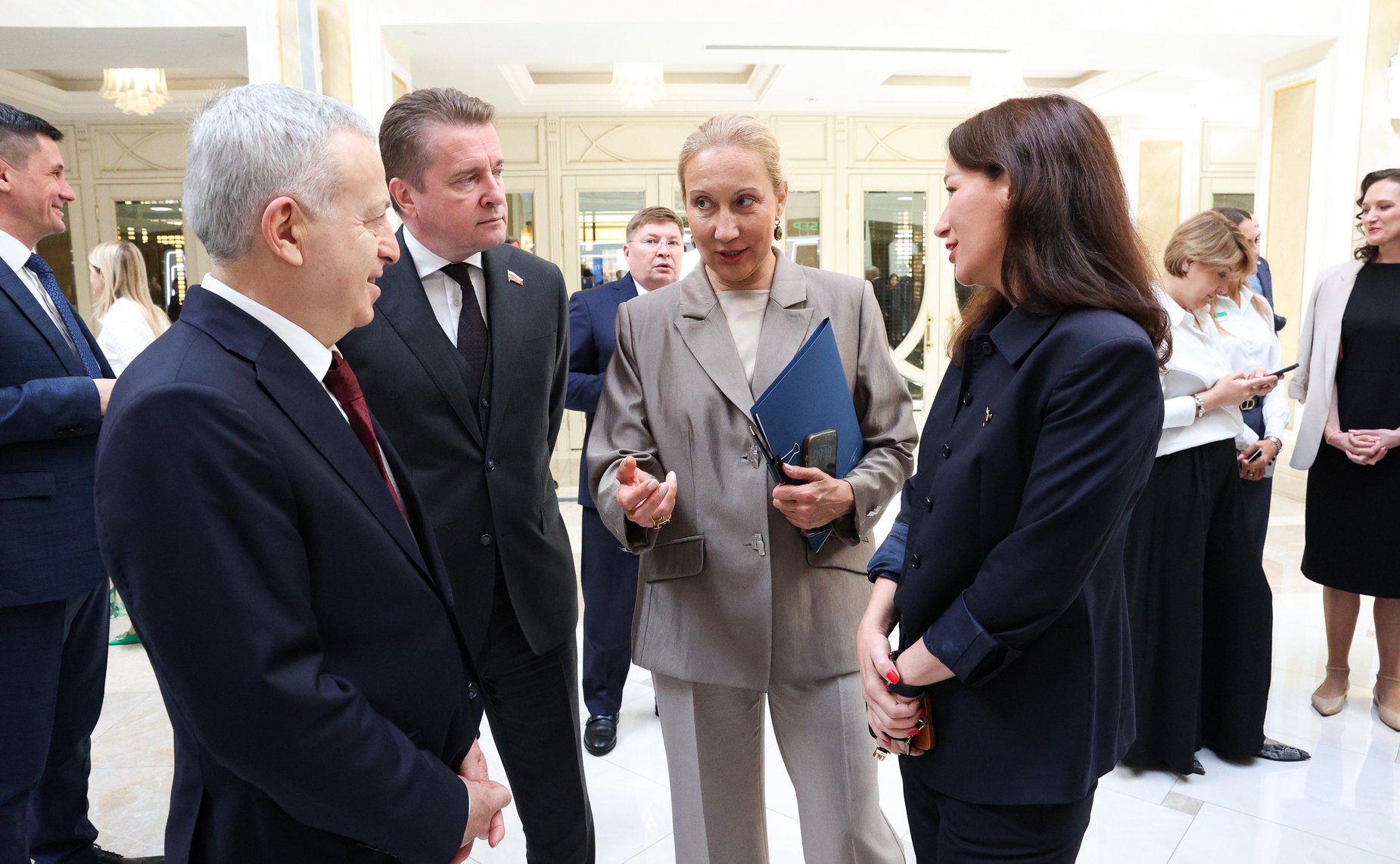 Валентина Матвиенко и Герман Греф осмотрели выставку «Сбербанка России»