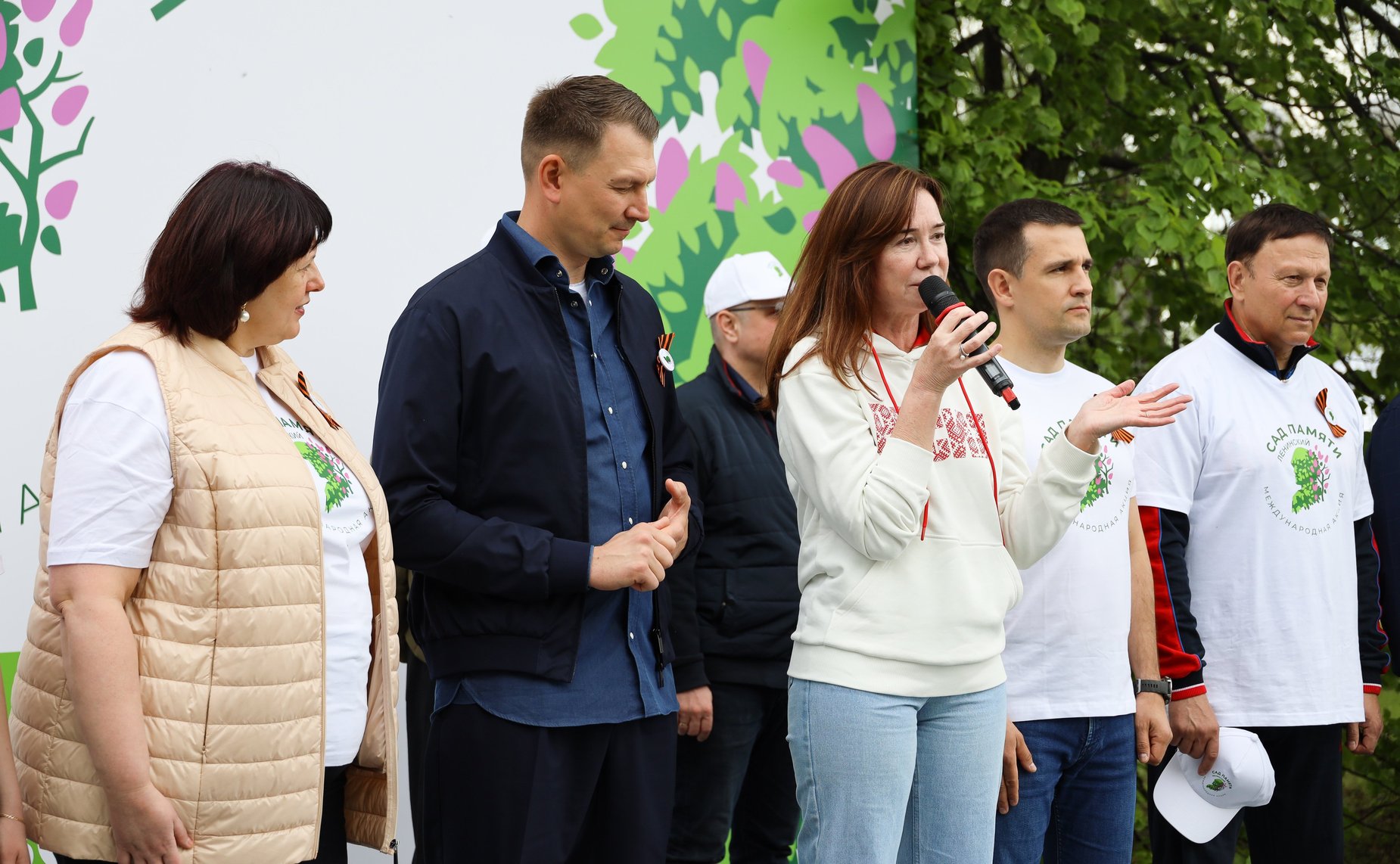 В Год защитника Отечества и 80-летия Победы в Великой Отечественной войне 1941–1945 годов сенаторы РФ и сотрудники Аппарата СФ провели акцию «Сад Памяти» — высадили 250 кустов сирени в музее-заповеднике «Горки Ленинские»